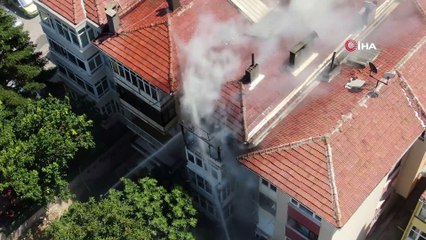 Üsküdar’da 3 katlı apartmandaki evin alev alev yandığı anlar kamerada