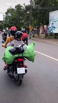 Cậu bé bế em để mẹ an tâm lái xe từ Sài Gòn về quê