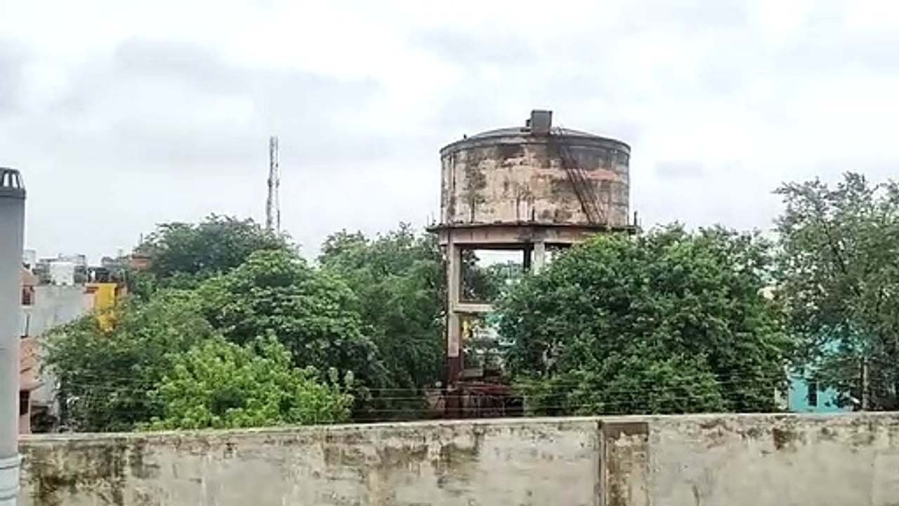 एक धमाका हुआ और महज 5 सेकंड में जमींदोज हो गई पानी की टंकी, देखें VIDEO