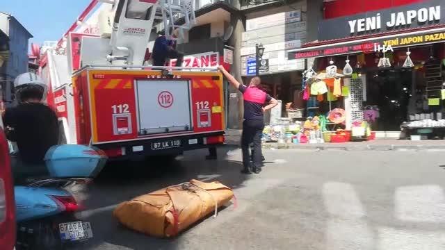 Maaşını alamayınca çalıştığı binanın çatısına çıktı