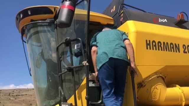 AK Parti Genel Başkanvekili Binali Yıldırım köyünde arpa hasadı yaptı