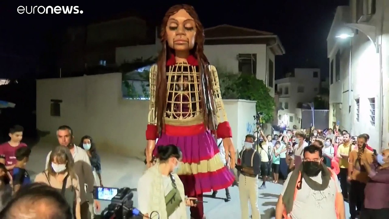 "أمل الصغيرة" دمية تجسد طفلة سورية لاجئة تبدأ رحلة عبر أوروبا