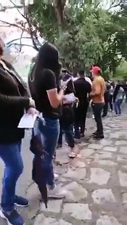 Hondureños se van a puñetazos en pleno centro vacunación en Tegucigalpa
