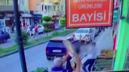 Güvenlik kamerasına yansıyan bıçaklı kavgada baba ile oğlu yaralandı