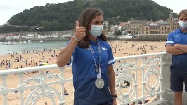 Maialen Chourraut ofrece su medalla a las orillas de La Concha