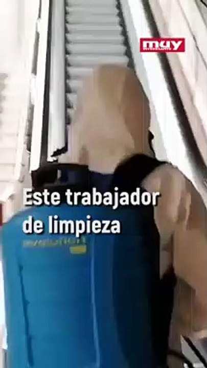 Este limpiador del Metro de Bilbao se vuelve viral; desinfecta el mismo tramo de escalera todo el rato