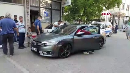 YORGUN MERMİ OTOMOBİLİN CAMINDAN İÇERİ GİRDİ