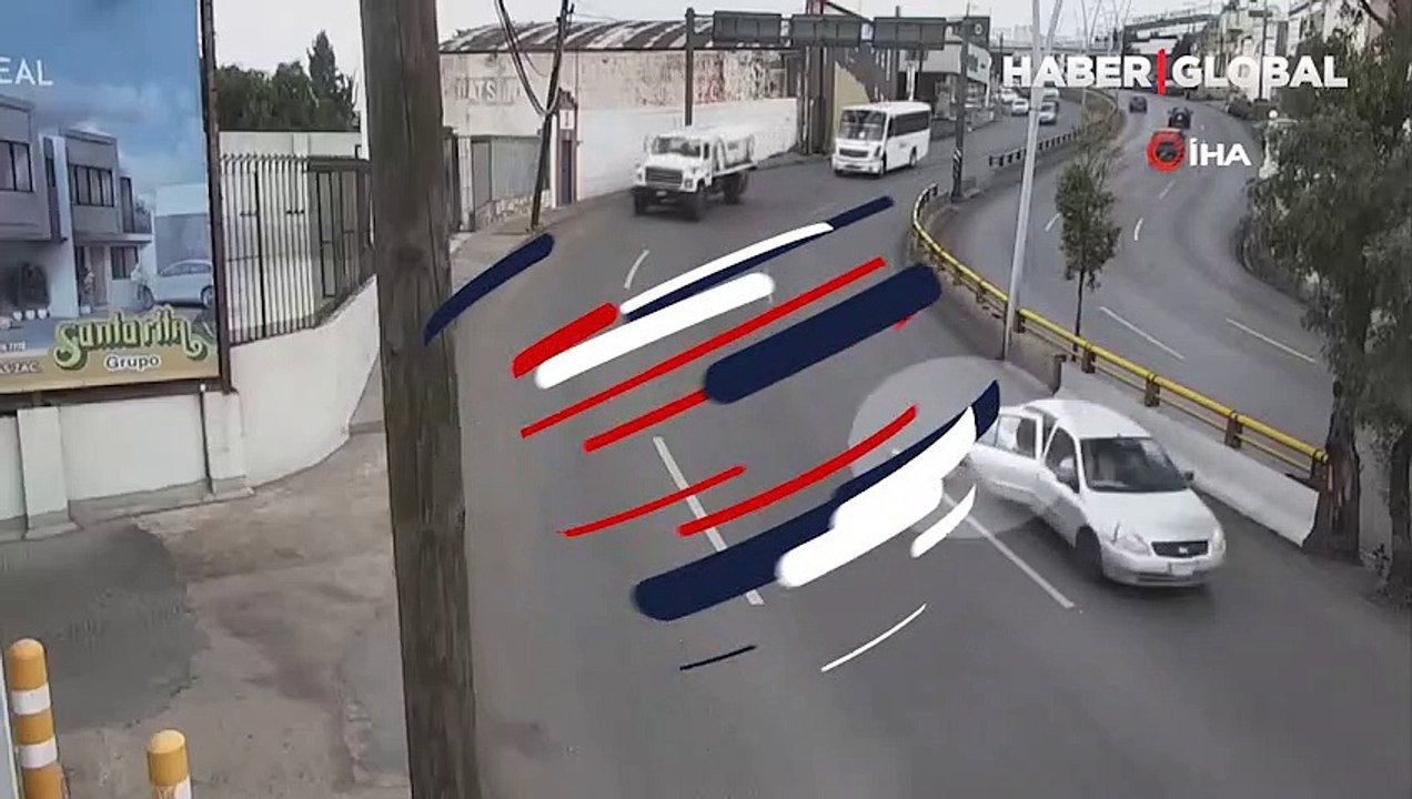 Küçük çocuk seyir halindeki araçtan yola düştü! O anlar kamerada