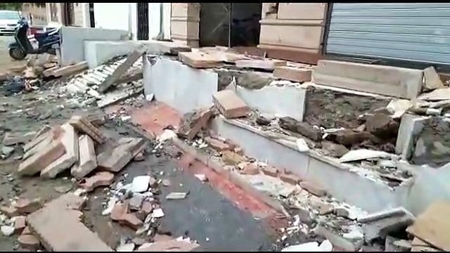 निर्माणाधीन मकान की बालकनी गिरने से दम्पती घायल