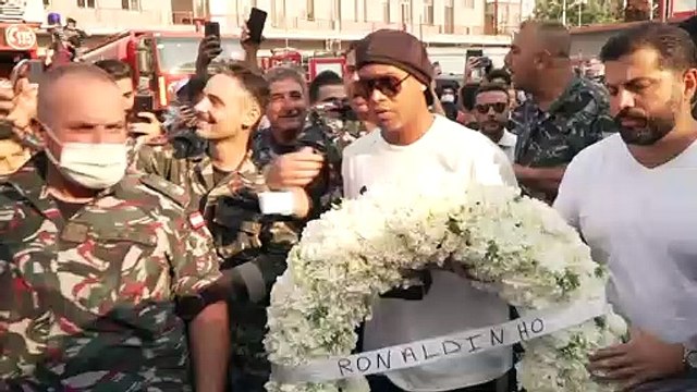 Ronaldinho homenageia vítimas da explosão em Beirute