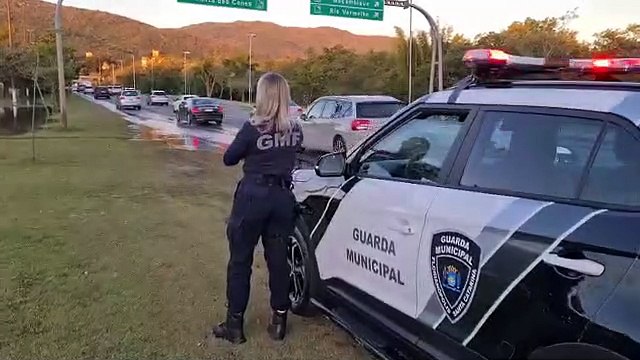 Pico da maré alta causa alagamentos em ruas de Florianópolis