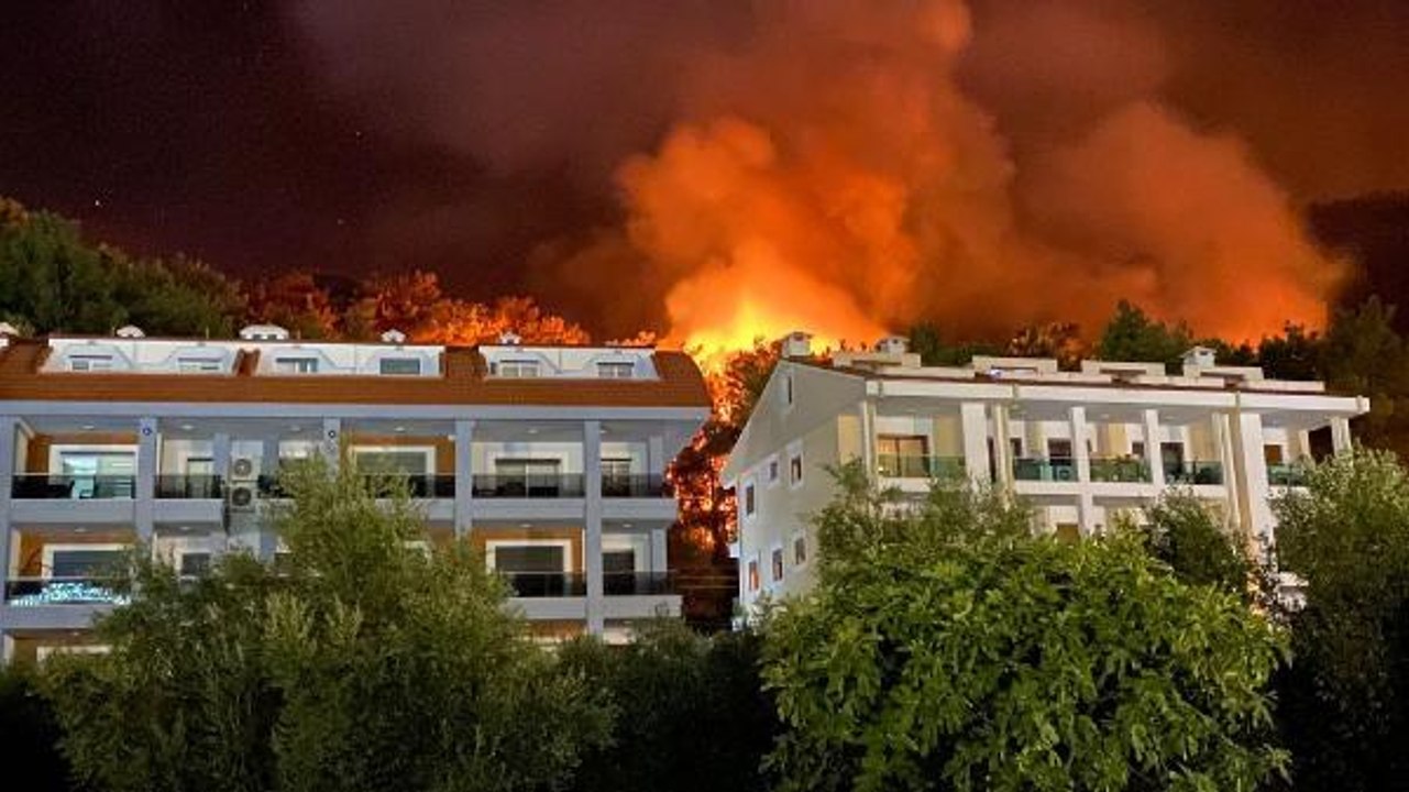 Marmaris'te orman yangını; alevler yerleşim yerine 100 metre kadar yaklaştı, 1 ölü