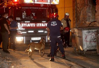 Fatih'te 3 katlı metruk binanın bir kısmı çöktü