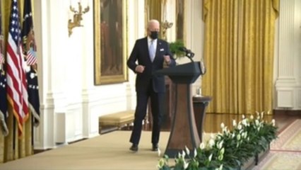 Biden exige vacunarse a los trabajadores del Gobierno ante el auge de casos