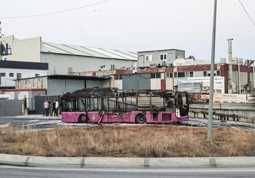 Başakşehir'de seyir halindeki özel halk otobüsünde çıkan yangın söndürüldü