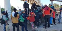 debajo de un puente ayudan a los caravaneros catrachos de la #caravana #Migrante de #Honduras que llegan a guaymas en el tren  les dan comida agua ropa para cruzar la frontera  #USA