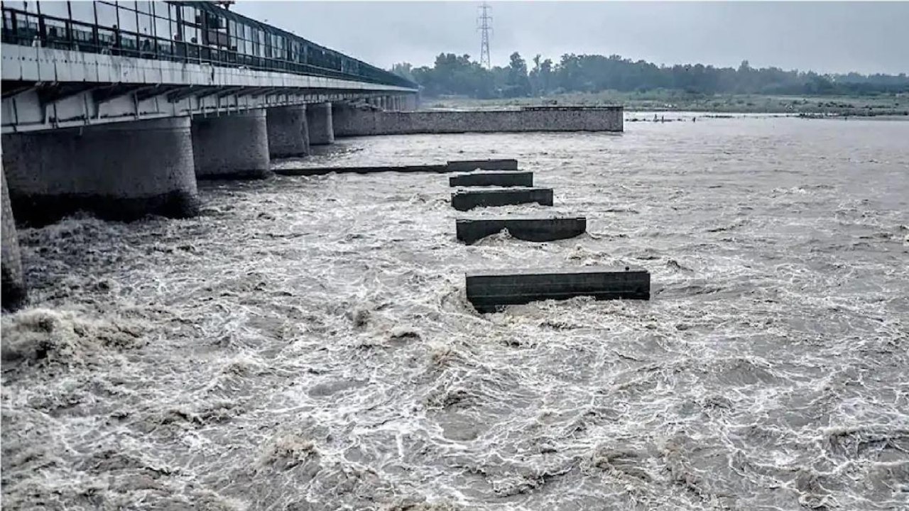 Yamuna water level nears 'danger mark'|Ground Report