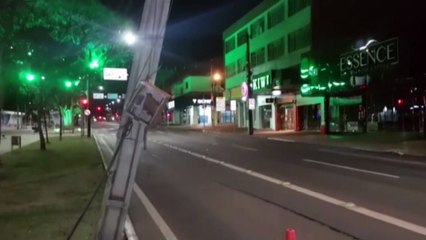 Poste fica pendurado por fiação elétrica na Av. Brasil no Centro