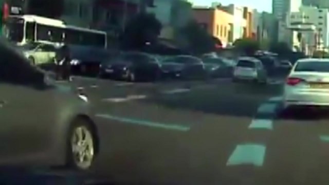 교통법규 위반 차 들이받고 합의금 뜯어낸 일당 적발 / YTN