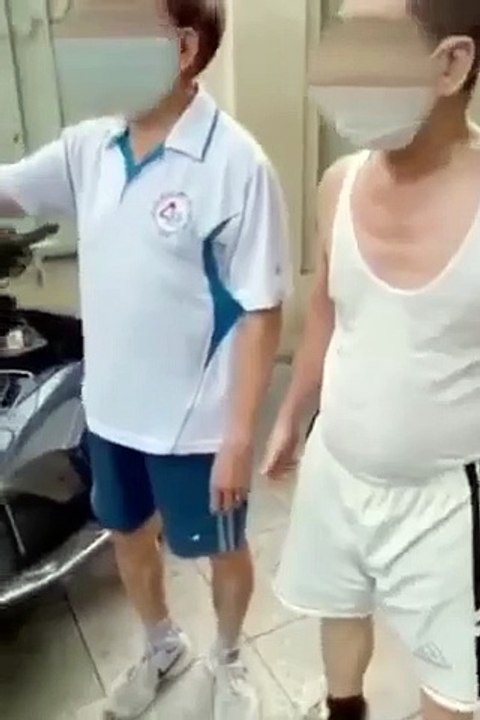 Ra-duong-khong-ly-do-can-thiet-bi-cong-an-giu-lai-nguoi-dan-ong-cai-cu-Bat-lich-su-dang-di-tap-the-duc-1-1