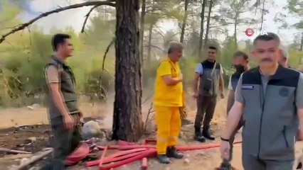 Descargar video: Bakan Pakdemirli, Manavgat yangın sahasını havadan helikopter ile inceledi