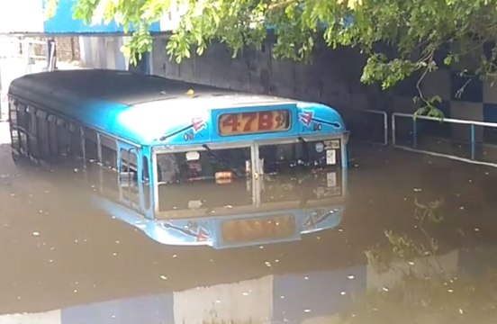 টানা বৃষ্টিতে জলমগ্ন কলকাতার বিভিন্ন এলাকার চিত্র |Oneindia Bengali