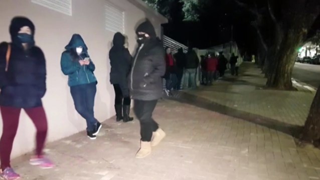 Baixa temperatura não assusta pessoal que compareceu cedo na fila pela vacina contra Covid-19
