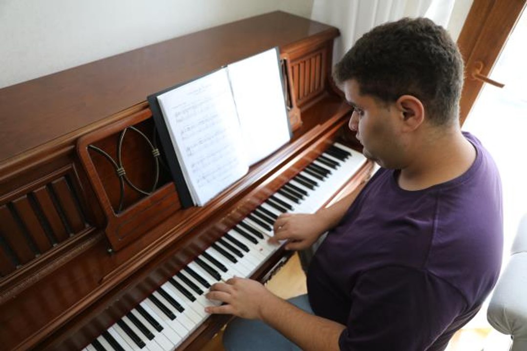 Ender görülen müzik yeteneğine sahip otizmli genç, üniversiteden mezun oldu