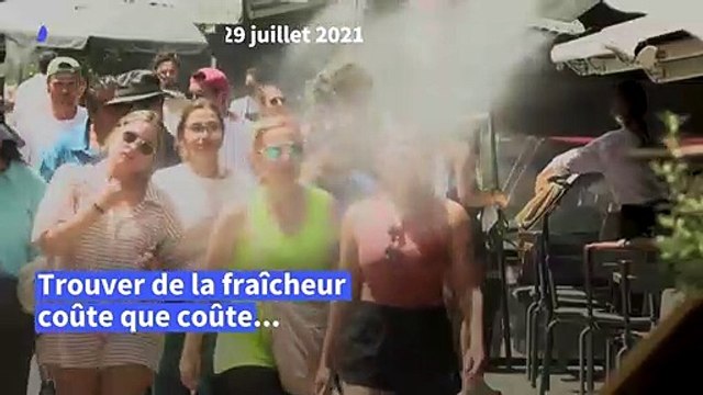 Vague de chaleur en Grèce, les touristes tentent de rester au frais