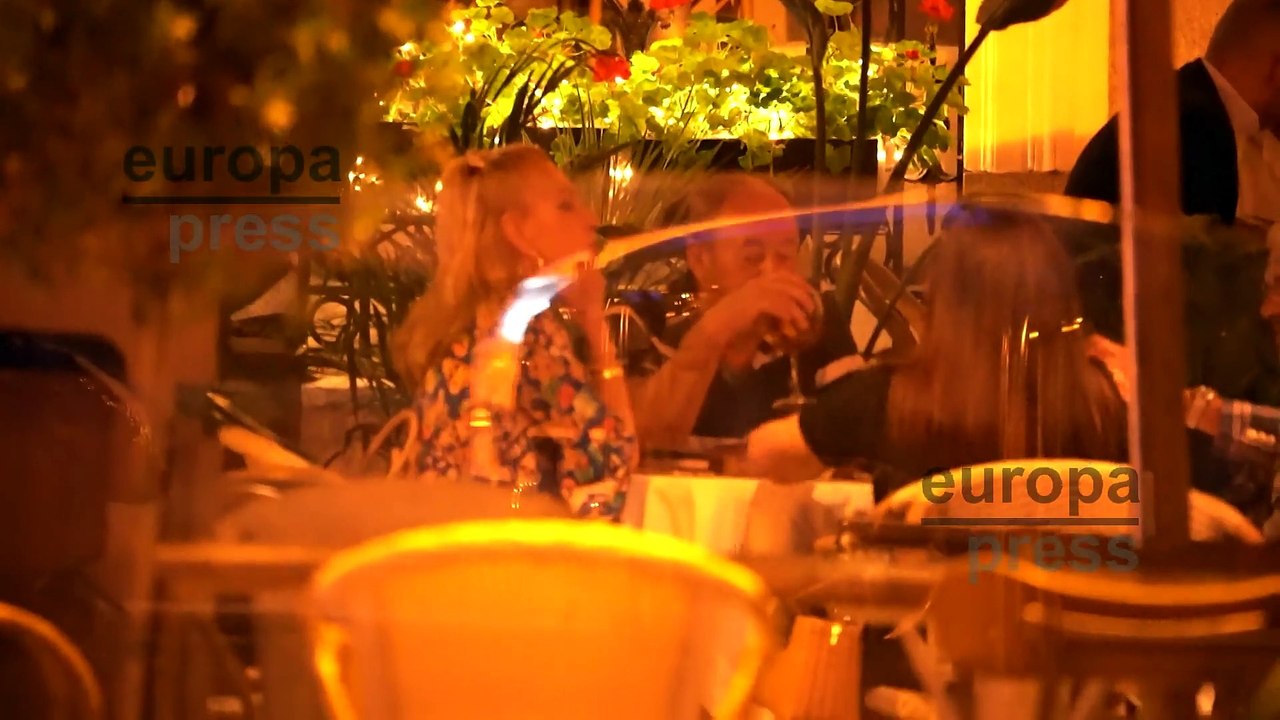 Rosa Benito  disfruta de una divertida cena con Luis Miguel Rodríguez 'El chatarrero'