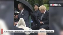 Uk, Boris Johnson e l’ombrello che si ribalta durante la cerimonia: ride anche il principe Carlo