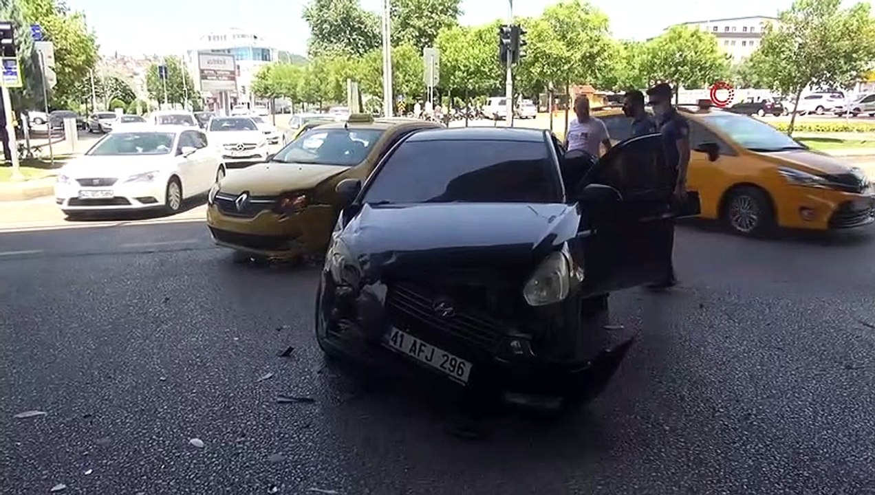 Otomobil ile taksi kafa kafaya çarpıştı