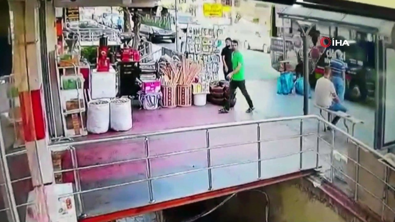Etrafı kolaçan etti, kahve kutularını alıp böyle kaçtı