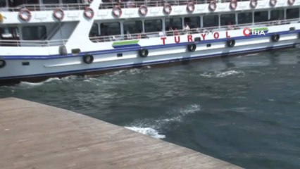 Sıcaktan bunalan çocuklar denize girerek serinledi