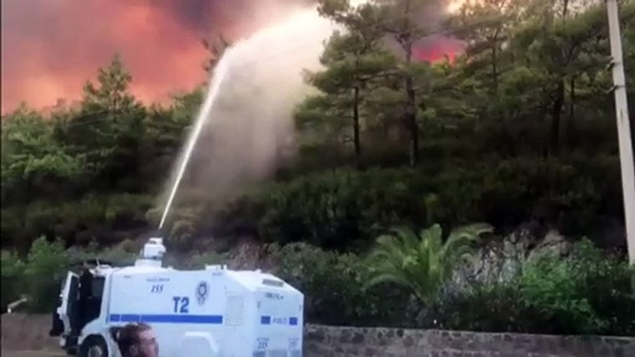 Yangında TOMA'lar devrede