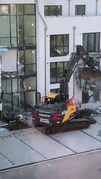 Un ouvrir détruit les balcon de cet immeuble qu'il venait de construire