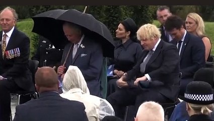 Un torpe Boris Johnson 'lucha' contra un paraguas ante las risas del príncipe Carlos
