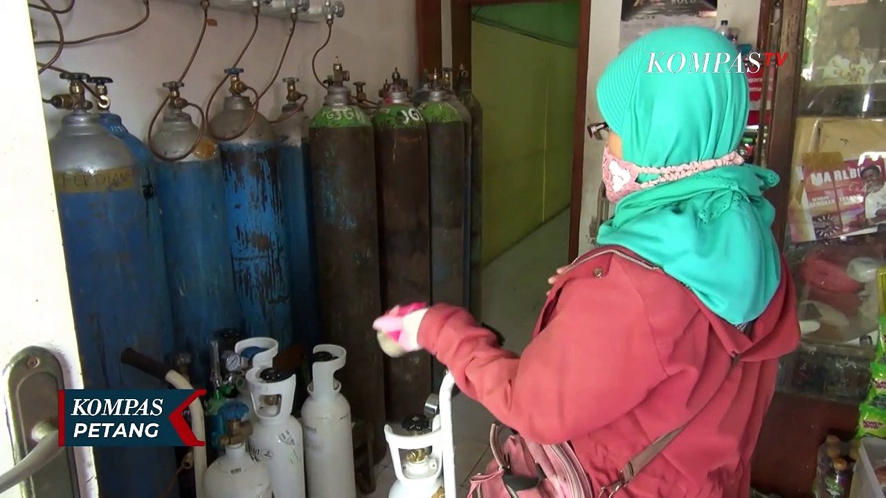 Dokter Bantu Tabung Oksigen Bagi Warga Isolasi Mandiri di Rumah