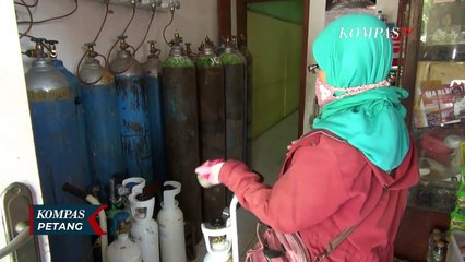 Dokter Bantu Tabung Oksigen Bagi Warga Isolasi Mandiri di Rumah