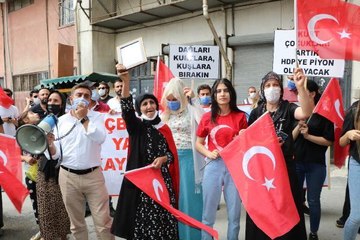HAKKARİ'DE ÇOCUKLARI DAĞA KAÇIRILAN AİLELERİN EYLEMİ SÜRÜYOR