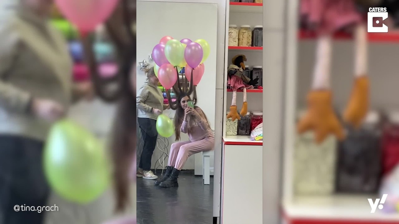Frau erfindet farbenfrohen Ballon-Haarstyle