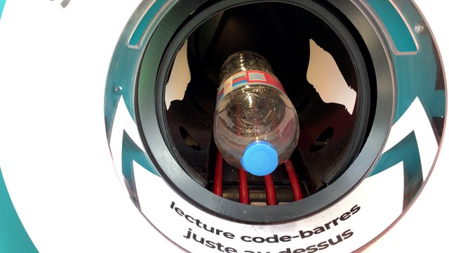 Cette machine recycle vos bouteilles plastique sous vos yeux dans les supermarchés