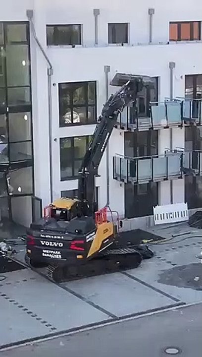 Un entrepreneur détruit les balcons d'un immeuble suite à des impayés (Allemagne)