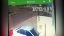 Câmera flagra ladrão pulando muro de residência com bicicleta furtada