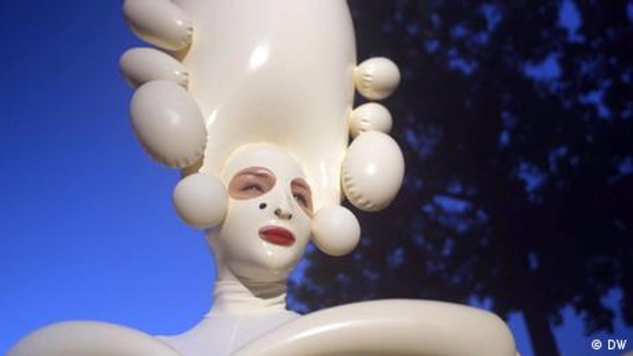 Sasha Frolovas exzentrische Kunst aus Latex