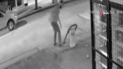 Çöp kovasıyla kavga eden adam kameraya yansıdı