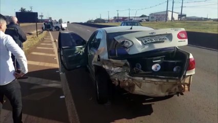 Colisão de forte impacto envolve Corolla e Montana na BR-277, na região próxima ao aeroporto