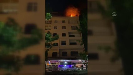 Download Video: Güngören'de 5 katlı apartmanın çatı katında çıkan yangın söndürüldü