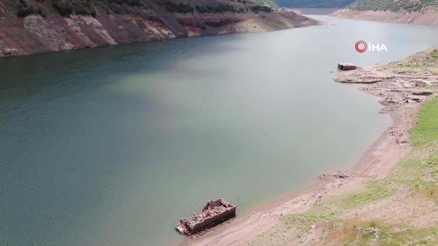 Baraj suları çekildi, 29 yıl önce sular altında kalan köy gün yüzüne çıktı
