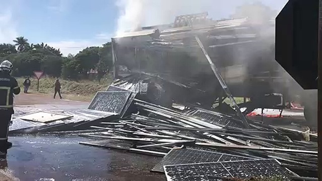 Carreta carregada com placas solares pega fogo em Maringá
